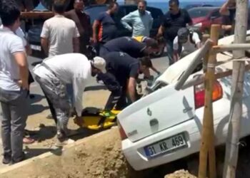 Avtomobil səkiyə çırpılaraq aşdı