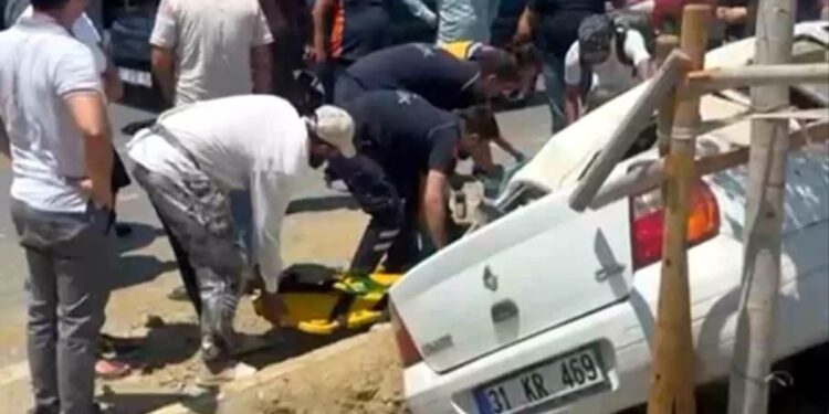 Avtomobil səkiyə çırpılaraq aşdı