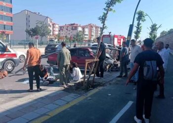 Avtomobil səkiyə çırpıldı: 4 yaralı