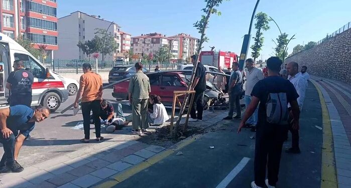 Avtomobil səkiyə çırpıldı: 4 yaralı