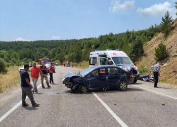 Avtomobil dağın yamacına çırpıldı: 4 yaralı