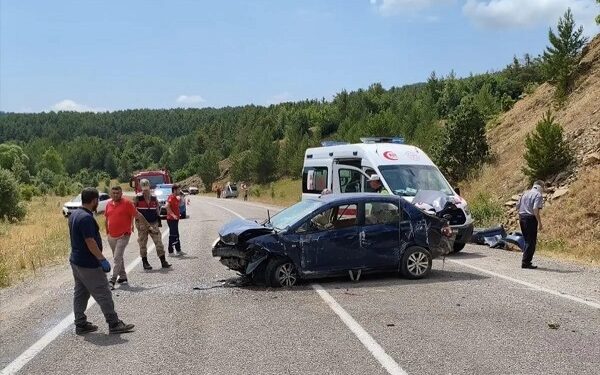 Avtomobil dağın yamacına çırpıldı: 4 yaralı