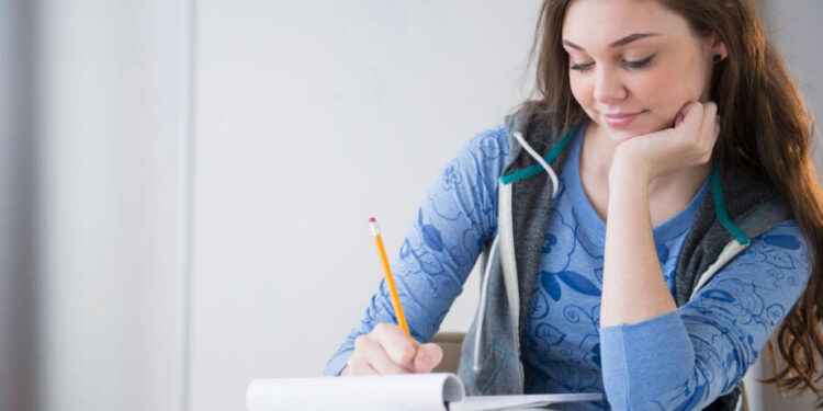 Ödənişli təhsil alan tələbələr də təqaüd ALACAQLAR