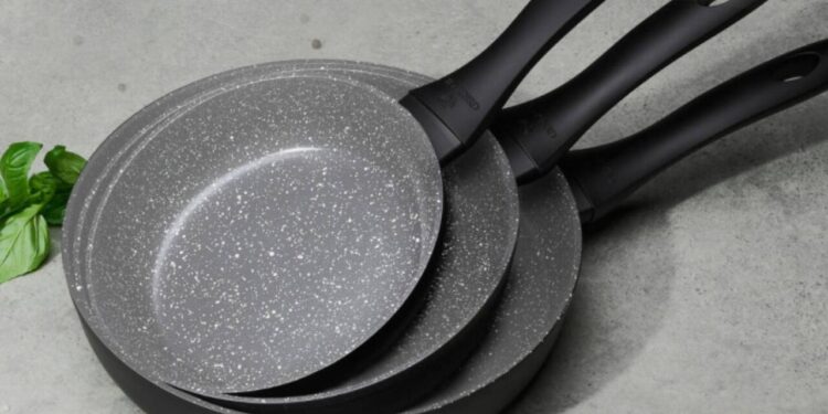 Rusiyada 15 yaşlı oğlan sevgilisini tava ilə döyüb öldürdü