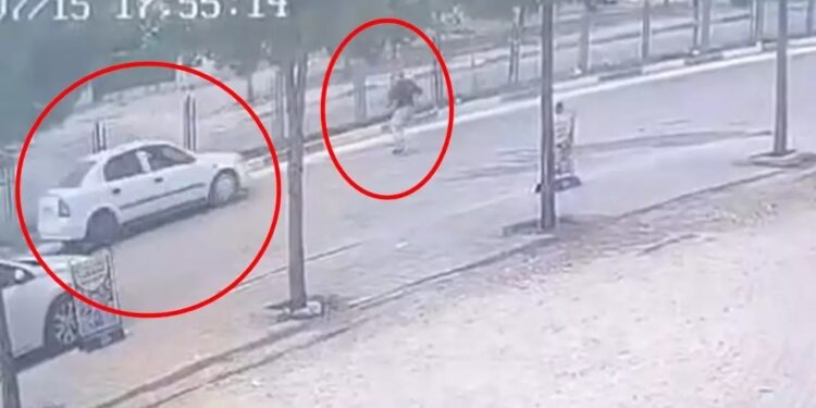 Minik avtomobili piyadanı vurdu