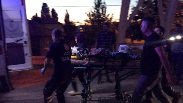 Minik avtomobili gənc qızı vurdu