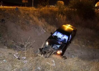 Avtomobil yol kənarına aşdı: 5 yaralı