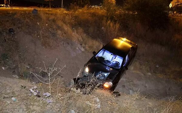 Avtomobil yol kənarına aşdı: 5 yaralı