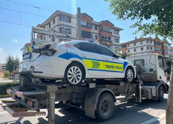 Minik avtomobili və polis maşını toqquşdu: 3 yaralı