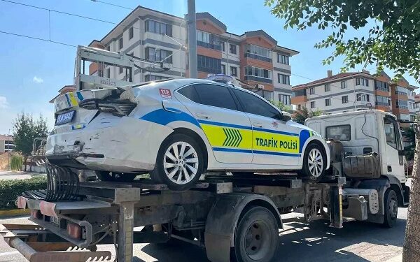 Minik avtomobili və polis maşını toqquşdu: 3 yaralı