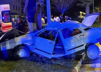 Minik avtomobili ağaca çırpıldı