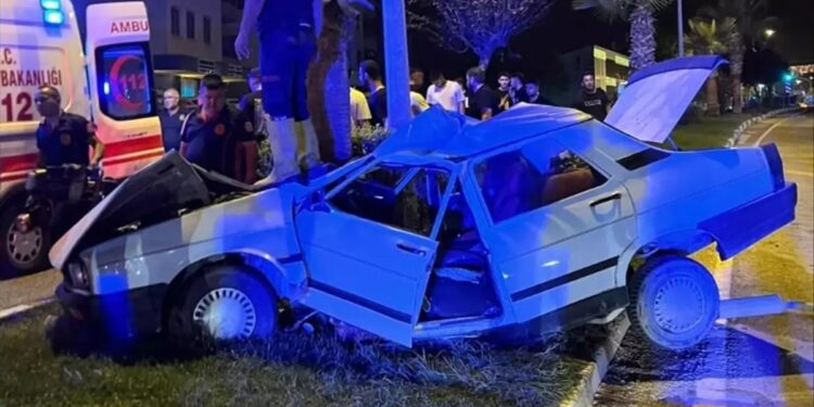 Minik avtomobili ağaca çırpıldı