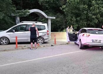 Minik avtomobili parlanmış vəziyyətdə olan avtomobilə çırpıldı: 2 yaralı