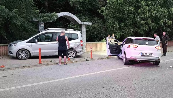 Minik avtomobili parlanmış vəziyyətdə olan avtomobilə çırpıldı: 2 yaralı