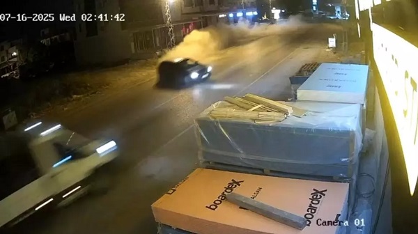 Minik avtomobili və yük maşını toqquşdu: 3 yaralı