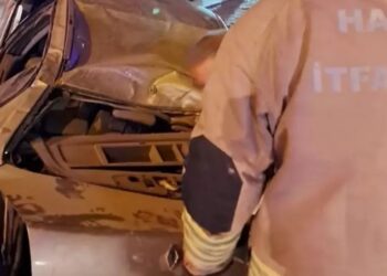 Avtomobil işıq dirəyinə çırpıldı: 4 yaralı