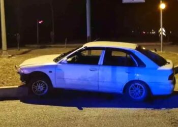 Sürücülük vəsiqəsi olmayan sürücü avtomobili səkiyə çırpdı