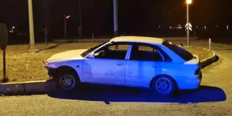 Sürücülük vəsiqəsi olmayan sürücü avtomobili səkiyə çırpdı