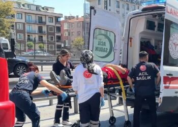 Minik avtomobili avtobusa çırpıldı: 1 yaralı