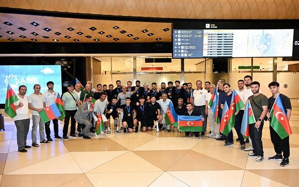 Avropa çempionları vətənə döndü