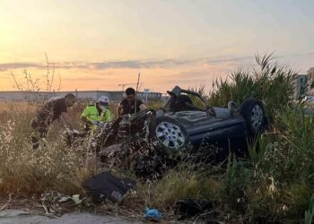 Avtomobil baryerə çırpılaraq aşdı: 2 ölü