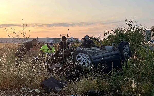 Avtomobil baryerə çırpılaraq aşdı: 2 ölü