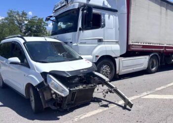 Minik avtomobili və TIR toqquşdu: 2 yaralı