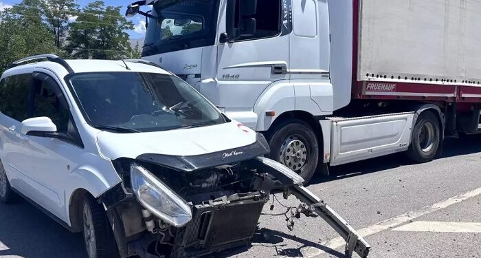 Minik avtomobili və TIR toqquşdu: 2 yaralı