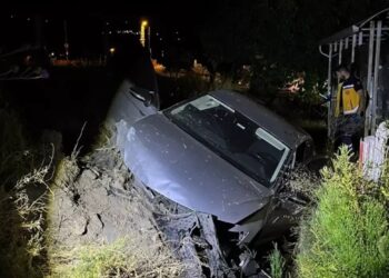 Avtomobil su kanalına aşdı: 4 yaralı