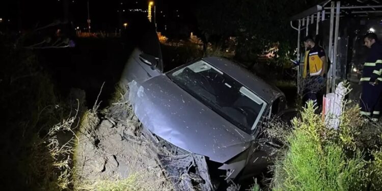 Avtomobil su kanalına aşdı: 4 yaralı