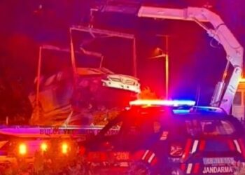 Avtomobil dərəyə aşdı: 4 yaralı