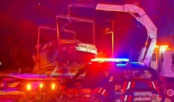 Avtomobil dərəyə aşdı: 4 yaralı