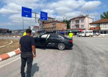 Minik avtomobili və mikroavtobus toqquşdu