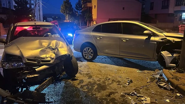 İki avtomobil toqquşdu: 6 yaralı