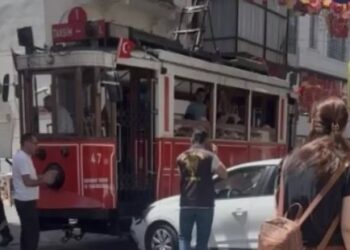 Minik avtomobili və tramvay toqquşdu