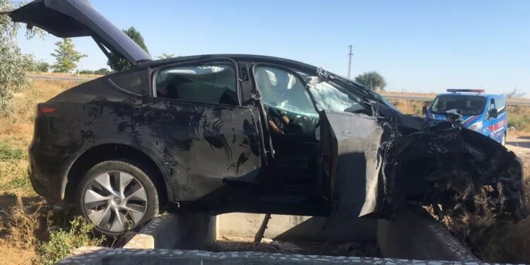 Toydan gələnlər qəzada yaralandı