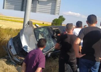 Avtomobil yol nişanına çırpıldı: 4 yaralı