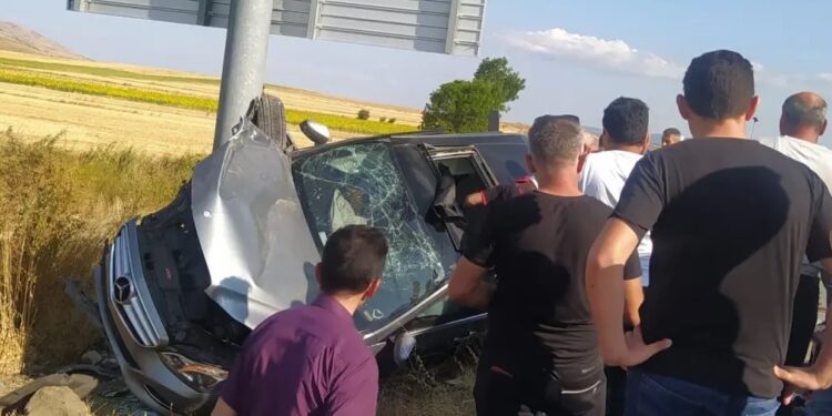 Avtomobil yol nişanına çırpıldı: 4 yaralı