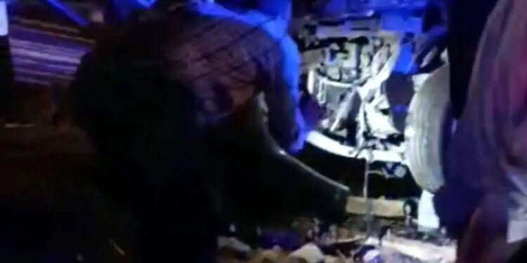 Minik avtomobil dəmir əngələ çırpıldı: 4 yaralı