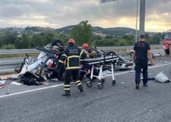 Avtomobil yol nişanına çırpıldı: 1 ölü, 4 yaralı