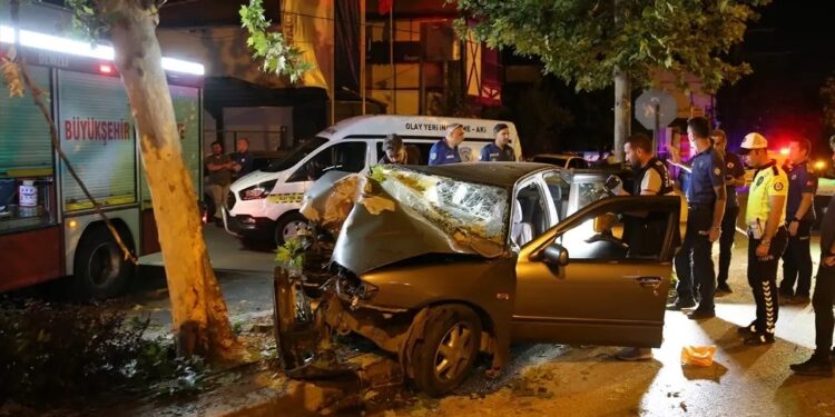 Avtomobil ağaca çırpıldı: 2 ölü