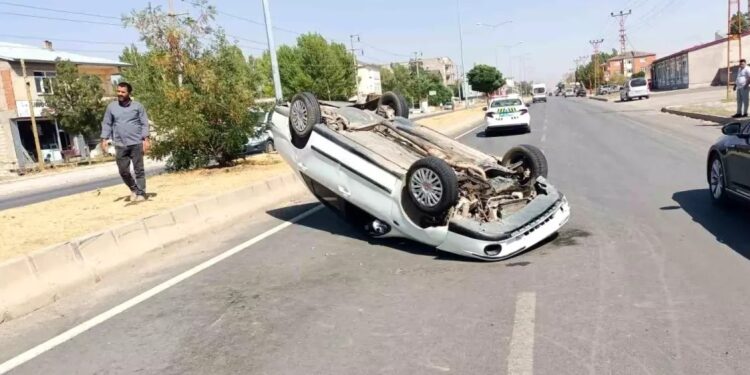 Avtomobil səkiyə çırpılaraq aşdı