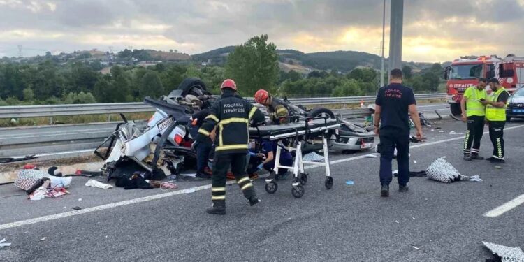 Avtomobil yol nişanına çırpıldı: 1 ölü, 4 yaralı