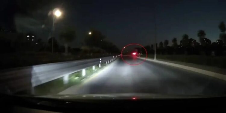 Avtomobil boş sahəyə aşdı