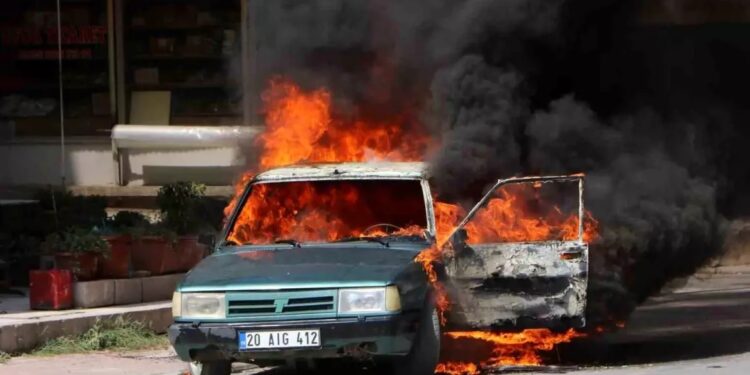 Parklanmış vəziyyətdə olan avtomobil yandı