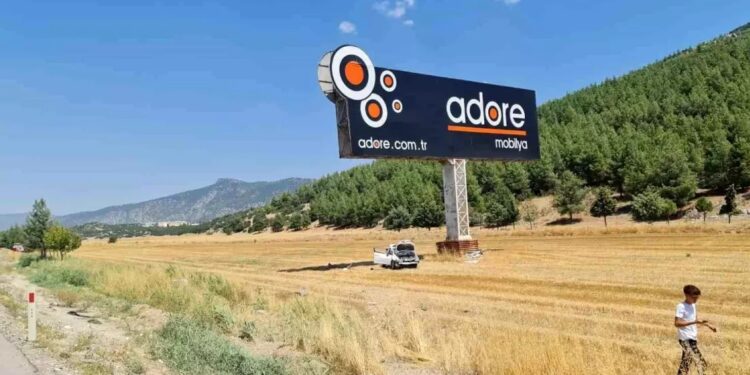 Minik avtomobili və avtobus toqquşdu: 3 yaralı