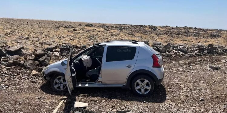 Avtomobil yol kənarına aşdı: 2 yaralı