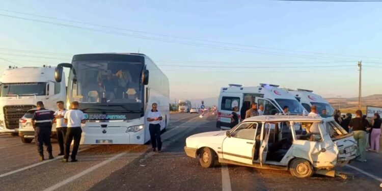 Minik avtomobili və avtobus toqquşdu: 5 yaralı