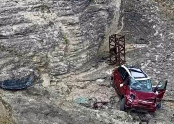 Avtomobil qayalıqlardan aşdı: 4 yaralı