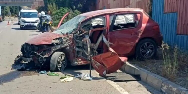 Avtomobil ağaca çırpıldı: 1 yaralı